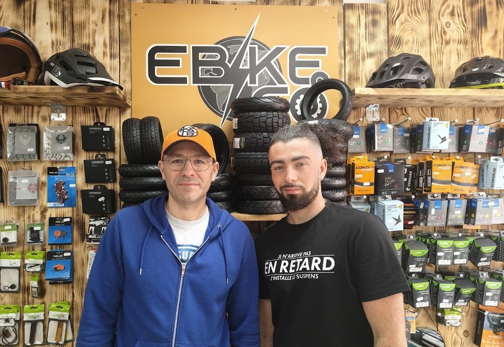 L'équipe d'Ebike & Co dans la boutique, rue Thiers à Auxonne