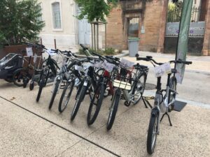 Nos vélos devant la boutique, rue Thiers à Auxonne